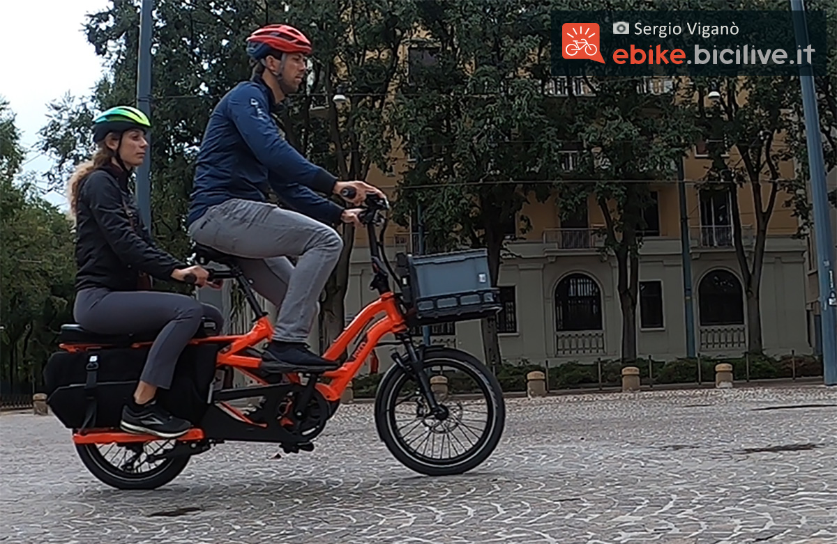 Sergio Viganò pedala la nuova ebike cargo Tern GSD S10 con dietro un passeggero