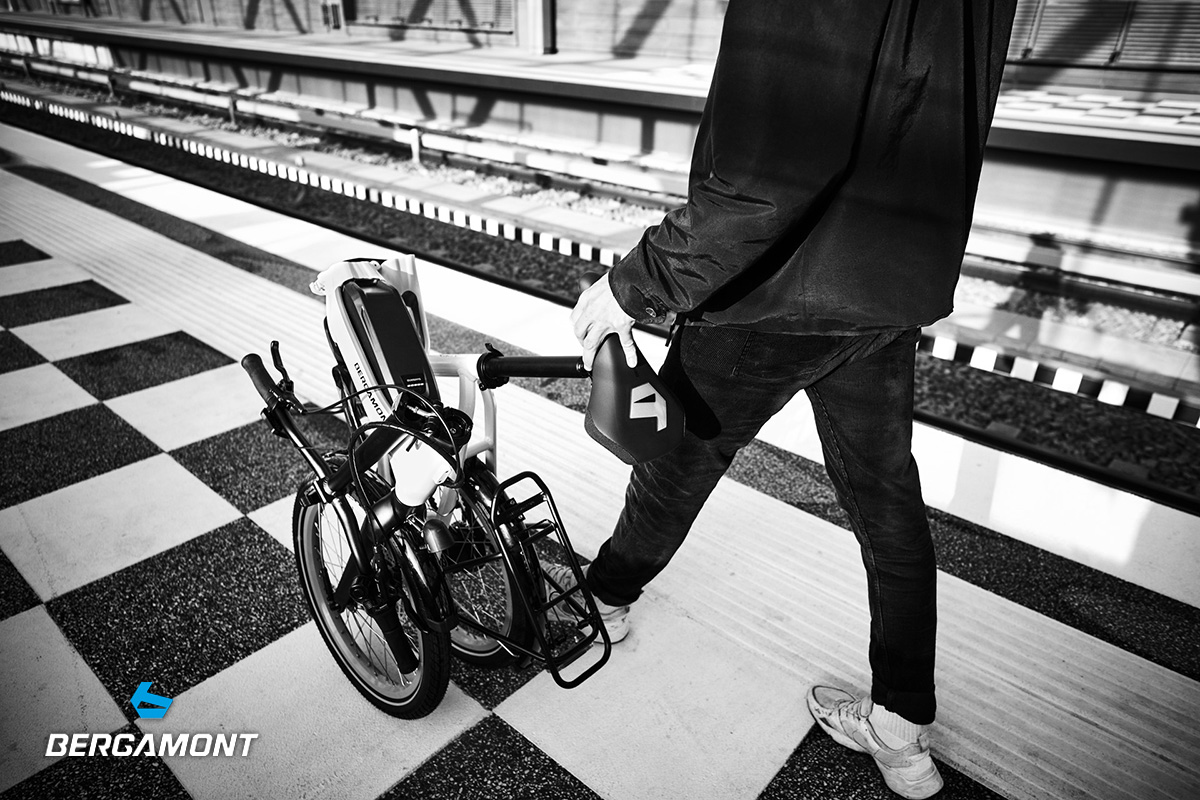 Un uomo trasporta la nuova ebike pieghevole Bergamont Paul-E in metropolitana