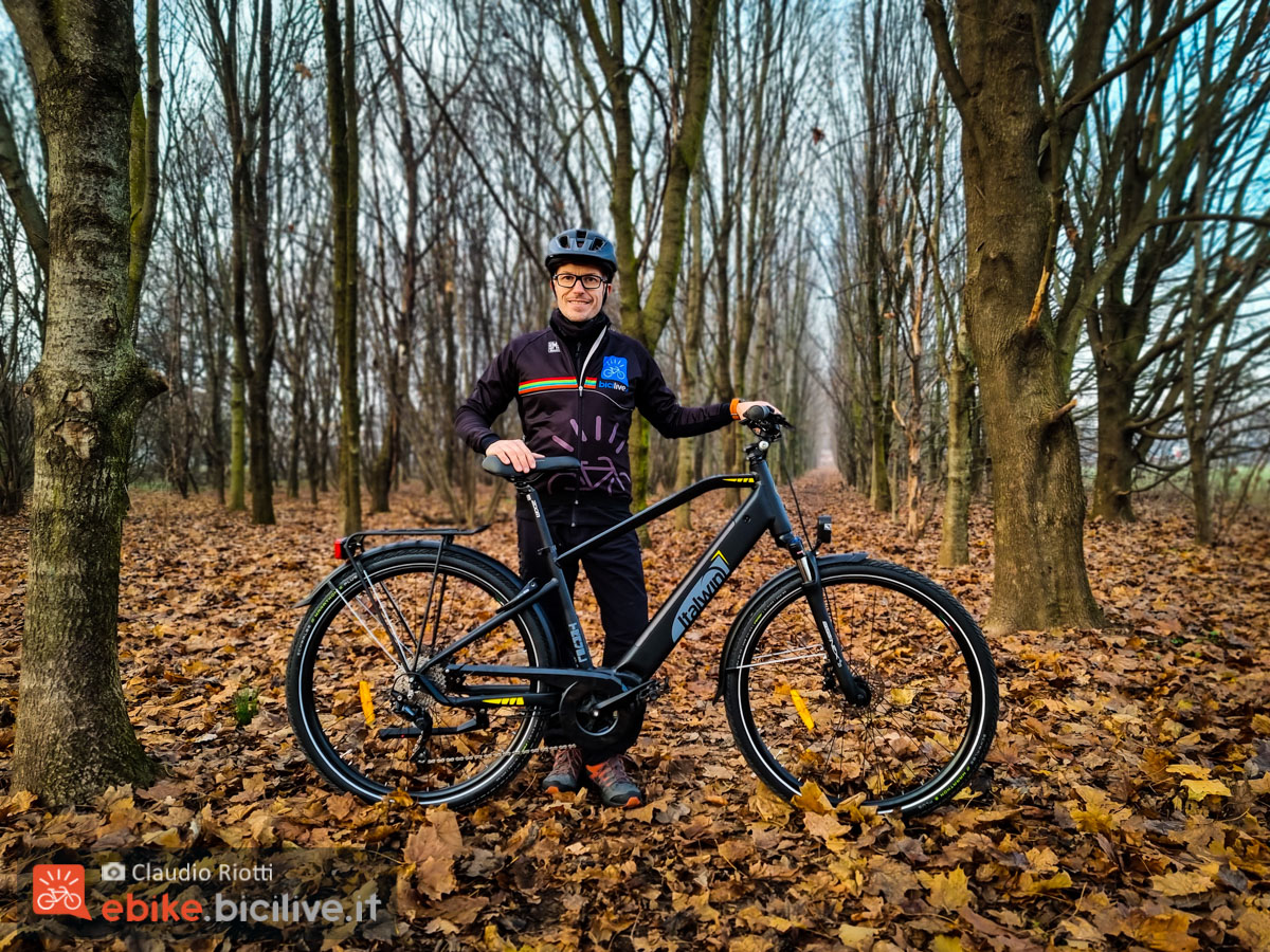 Foto di Claudio Riotti in posa con la bici elettrica da trekking Italwin Travel