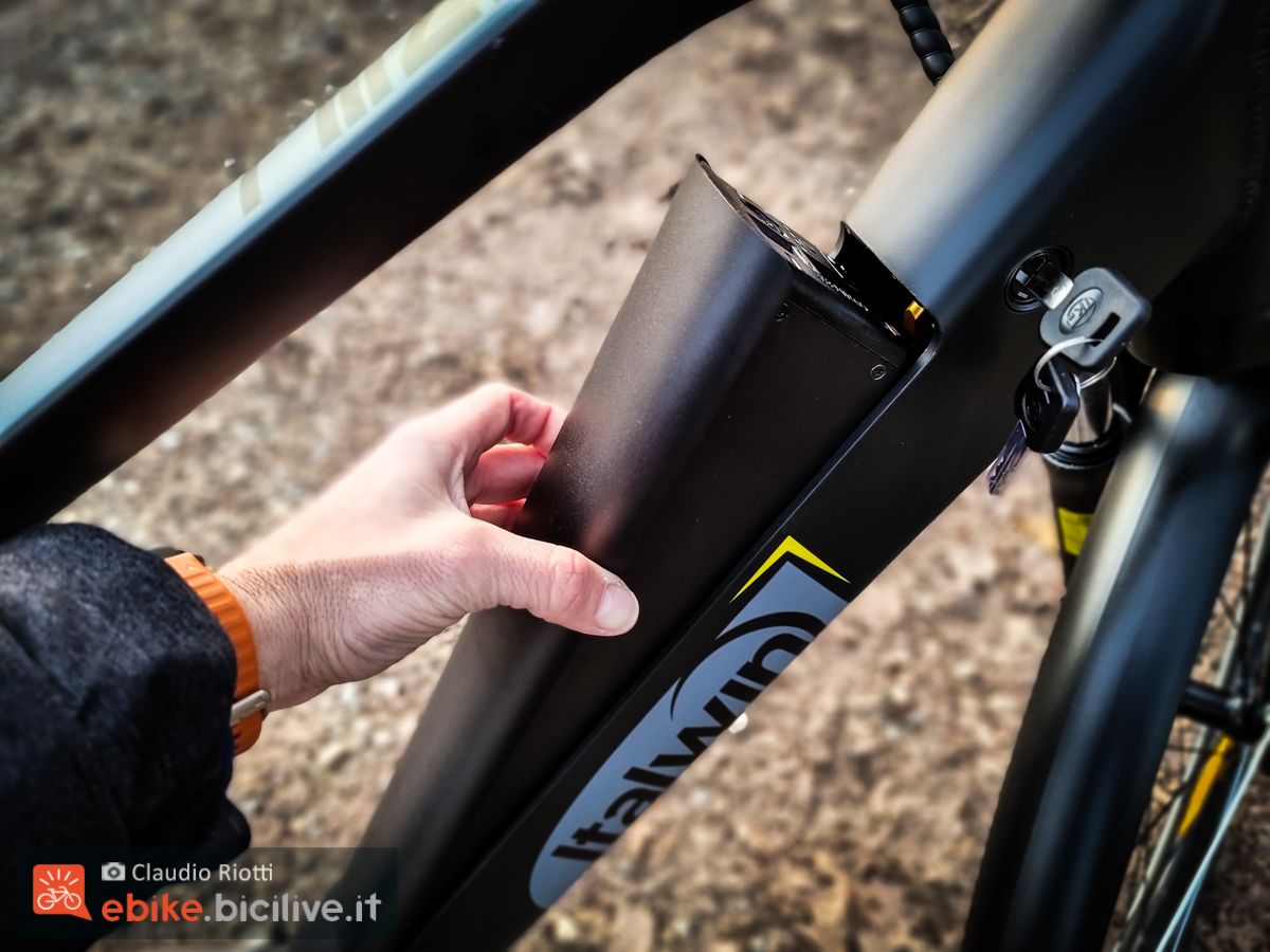 Foto della batteria della bici da trekking elettrica Travel di Italwin