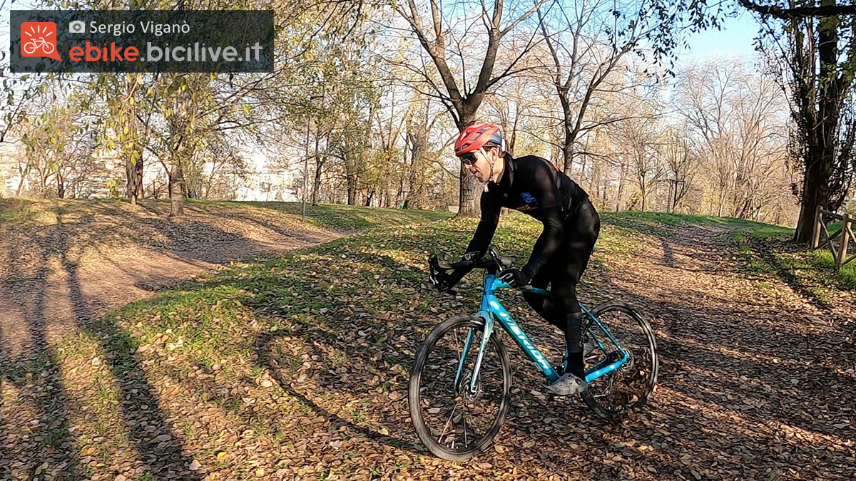 Sergio Viganò pedala nel parco sulla nuova gravel e-bike Merida Esilex 400
