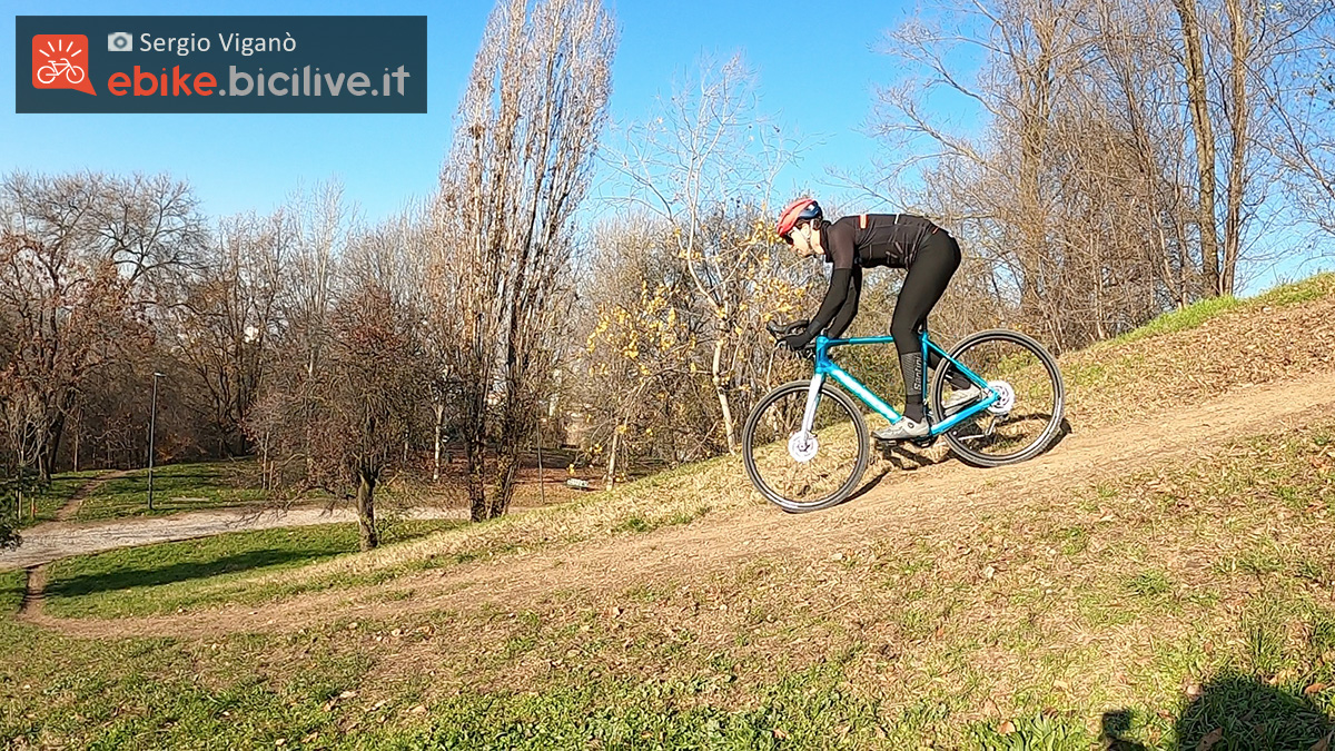 Sergio Viganò scende da una collinetta erbosa con la bici da gravel Merida Esilex 400
