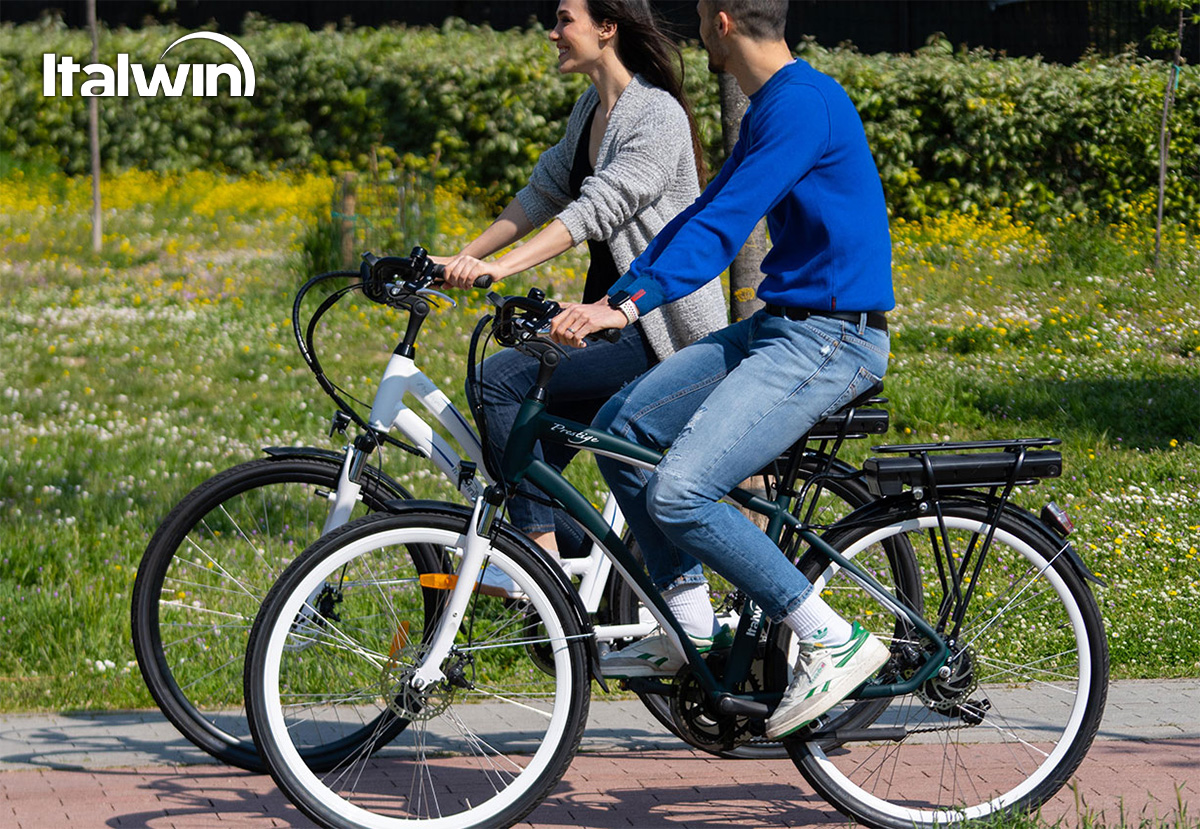 Una coppia pedala insieme sulle nuove bici elettriche urbane Italwin Trend 2022