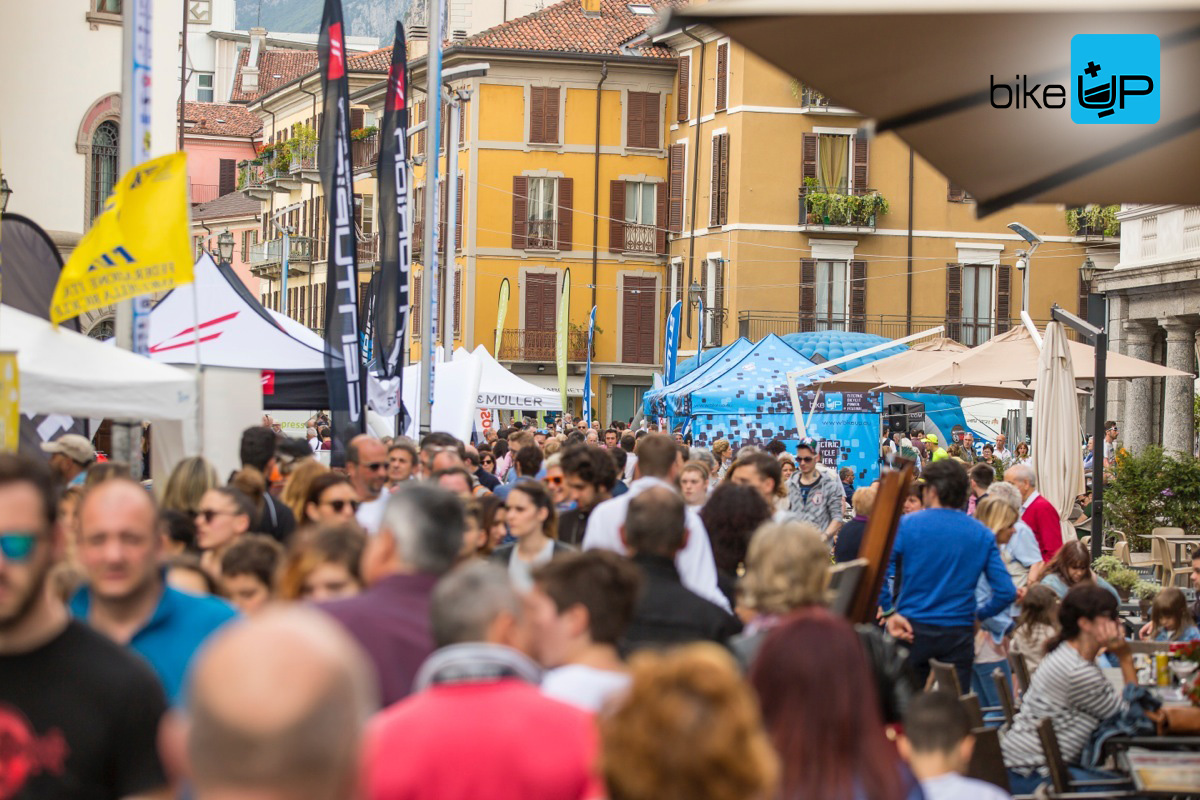 Uno scatto del flusso di persone presenti all'evento Bike Up di Bergamo