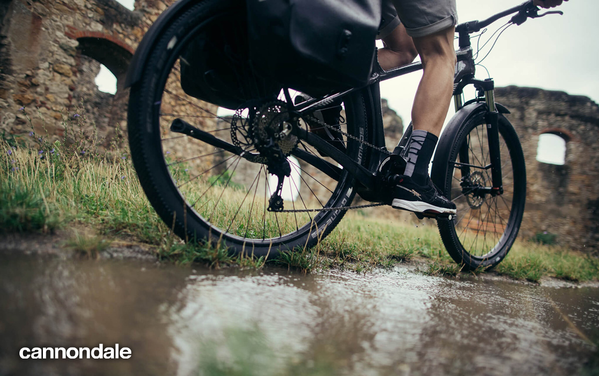 Un uomo pedala nel fango con la nuova ebike da trekking Cannondale Tesoro Neo 2022