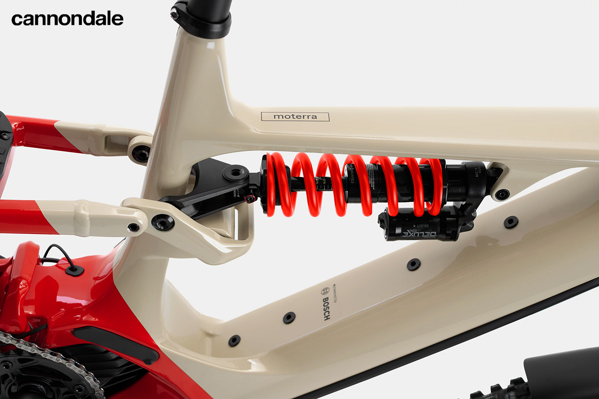 Dettaglio dell'ammortizzatore posteriore della nuova mountain bike elettrica Cannondale Moterra Neo Carbon LT 2022