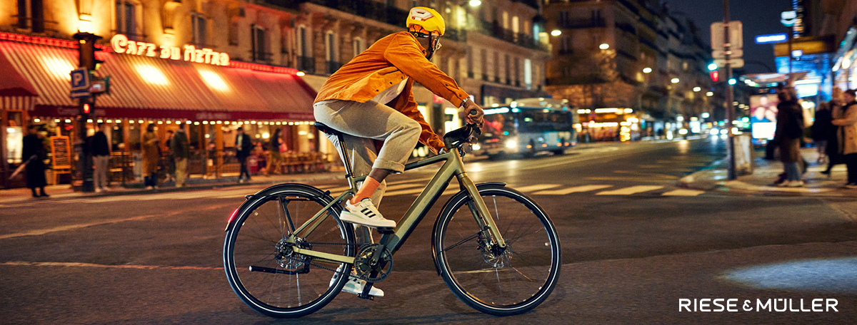 Un ciclista urbana pedala in città sulla nuova ebike Riese Und Muller Urban Line UBN 2022
