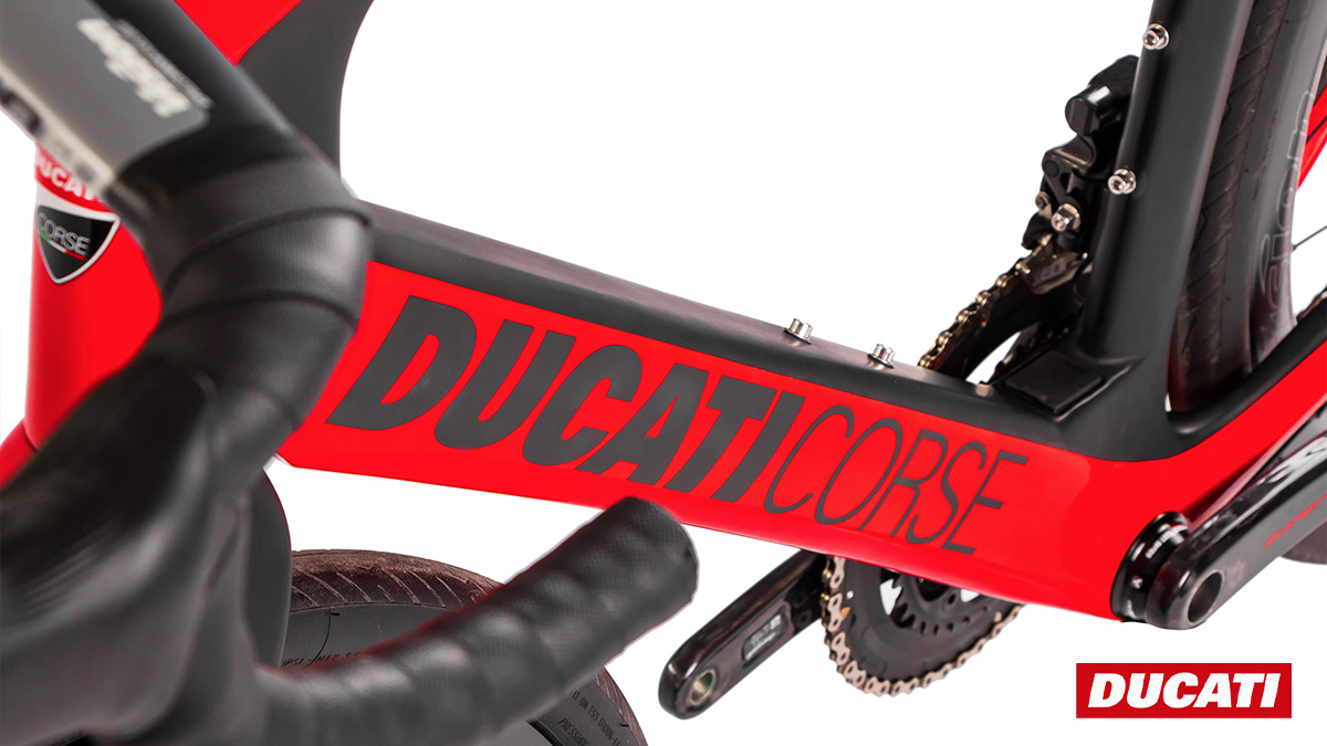 Dettaglio del telaio rosso con la scritta “Ducati corse” in nero