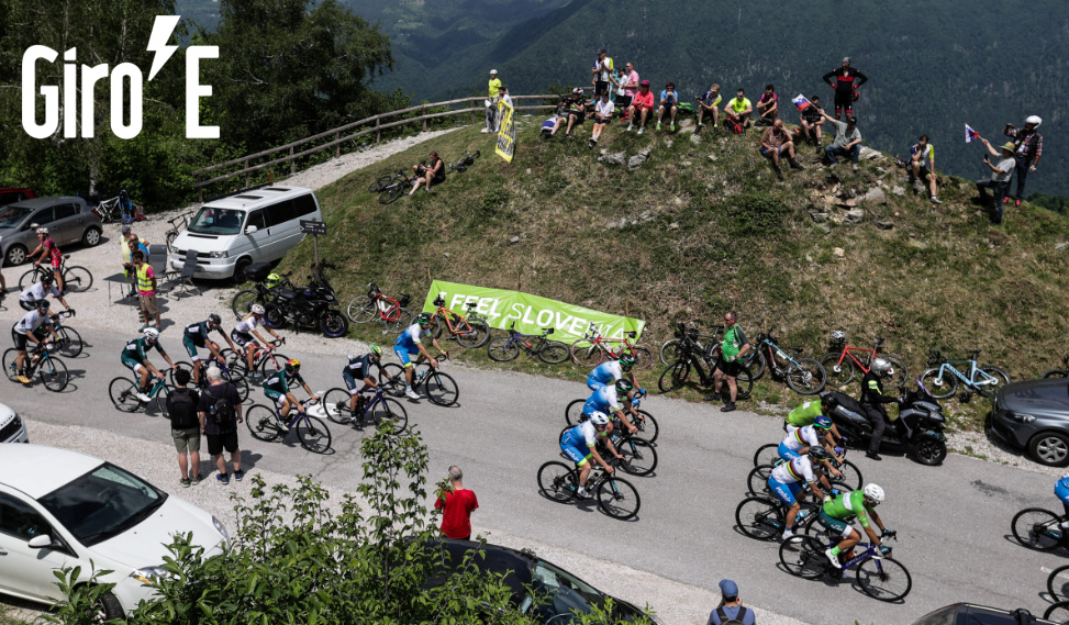 Ciclisti in gara al Giro-E 2022