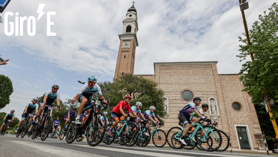 Ciclisti in gara al Giro-E 2022
