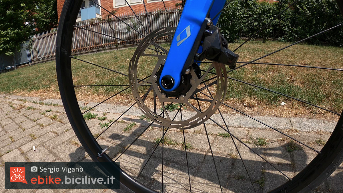 Dettaglio del freno a disco presente sulla nuova bici elettrica da corsa Osme OS Road 2022