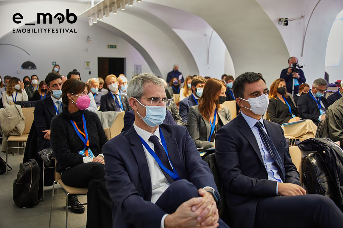 Il pubblico di una delle conferenze ospitate nella precedente edizione dell' E_Mob festival a Milano