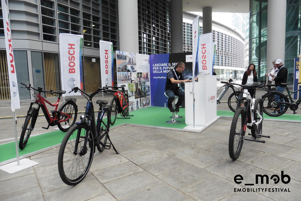Uno stand dedicato alle ebike in una precedente edizione dell'E-Mob Festival di Milano