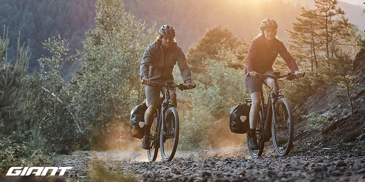 Cicloturisti in sella a bici elettriche Giant della collezione 2022