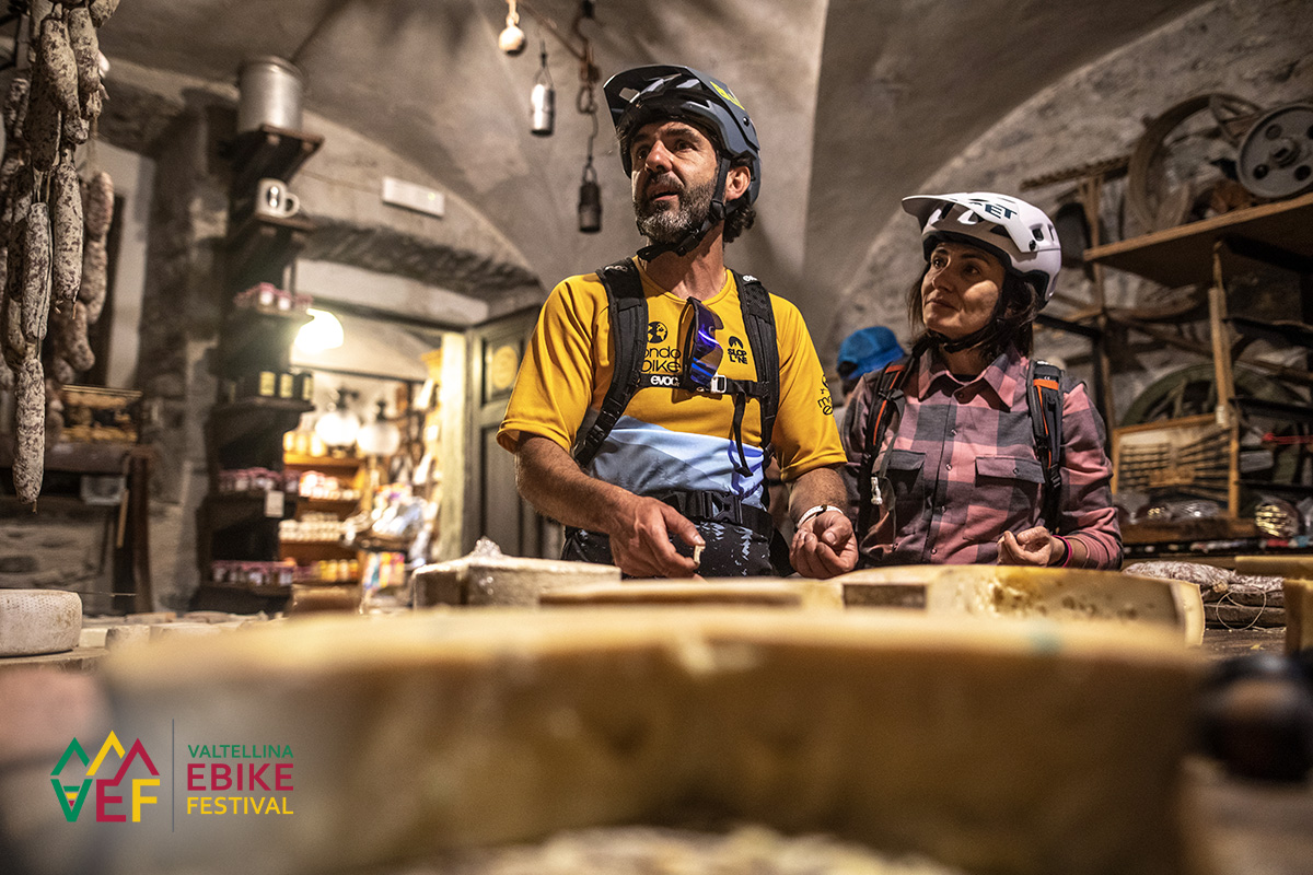 Due rider partecipano ad una degustazione durante il Valtellina Ebike Festival a Morbegno