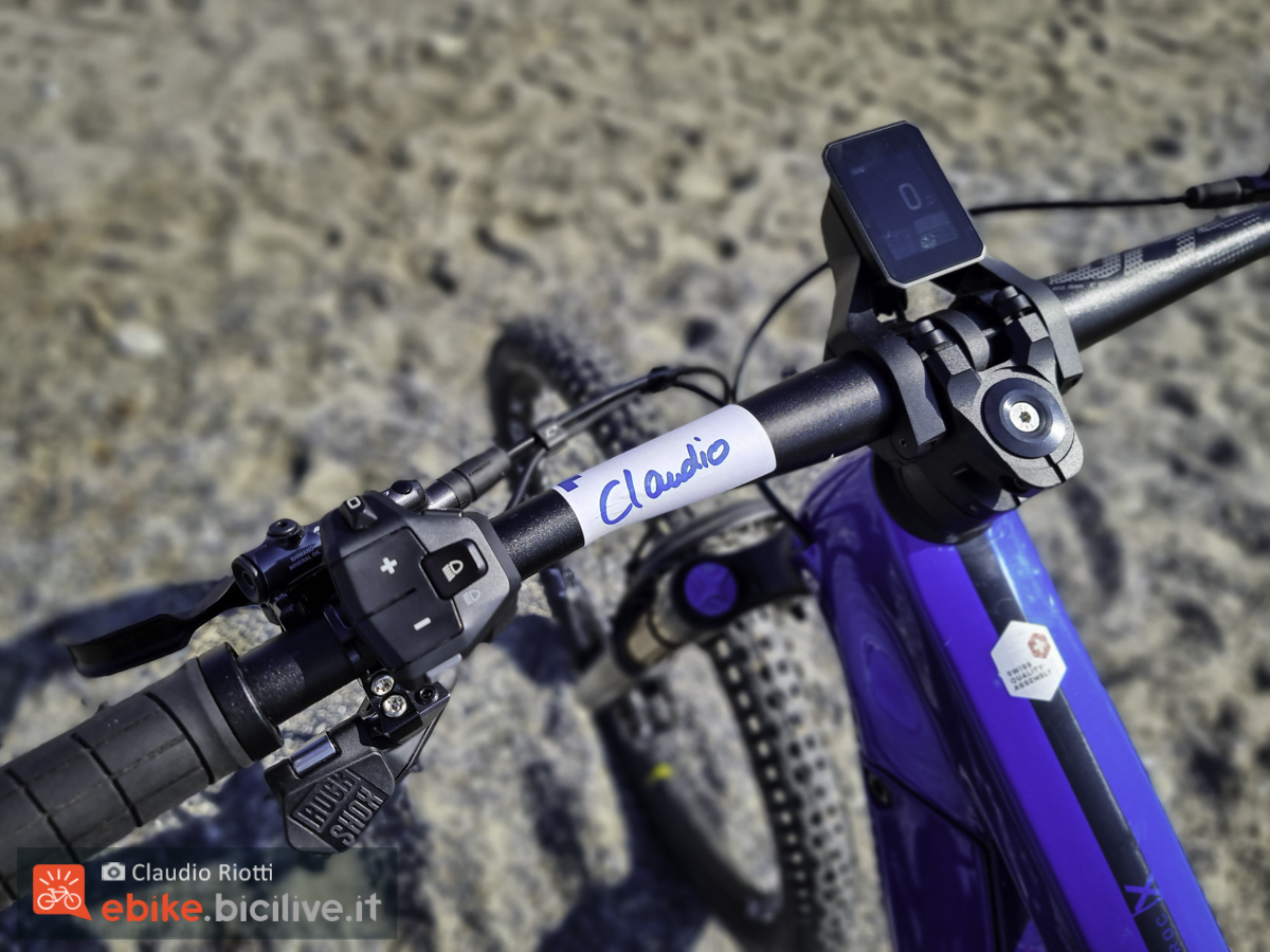Foto del manubrio della mountain bike elettrica Flyer Uproc X 2022