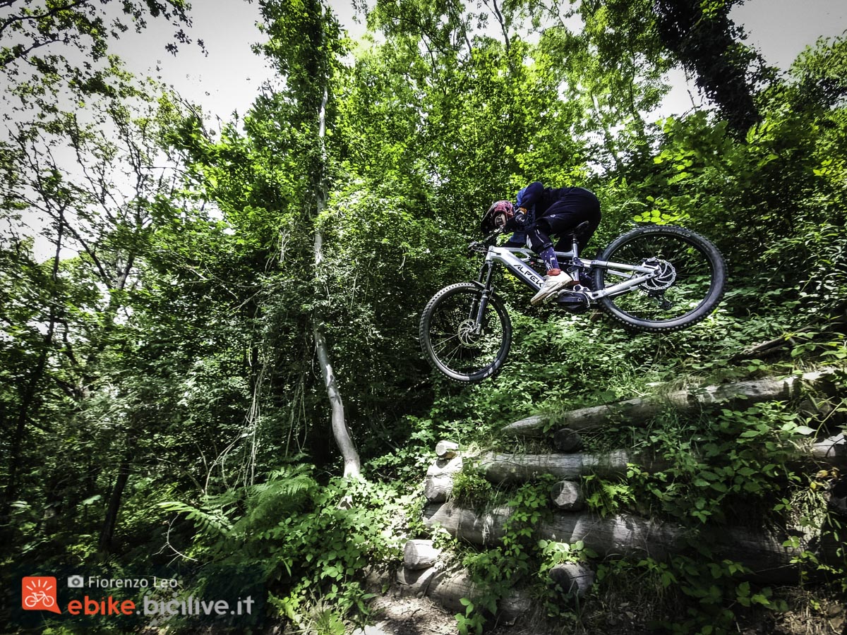 Foto di Claudio Riotti nel test della mountain bike elettrica Alpek Runa