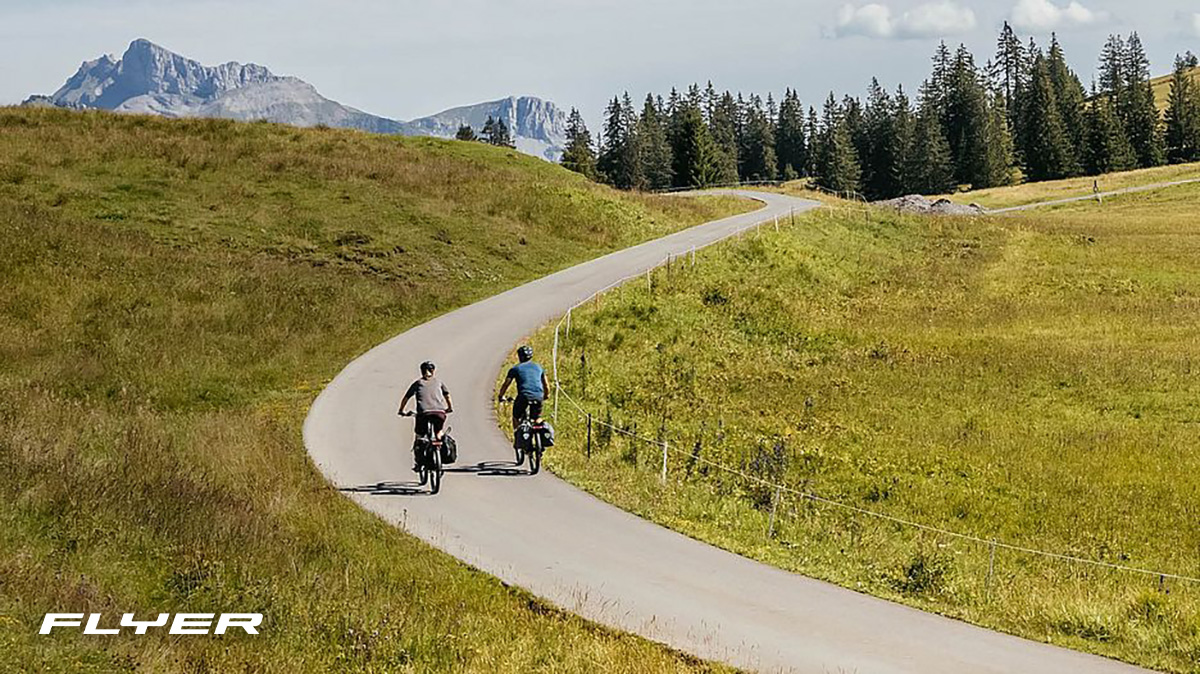 Una coppia di ciclisti pedala in montagna su un percorso in salita