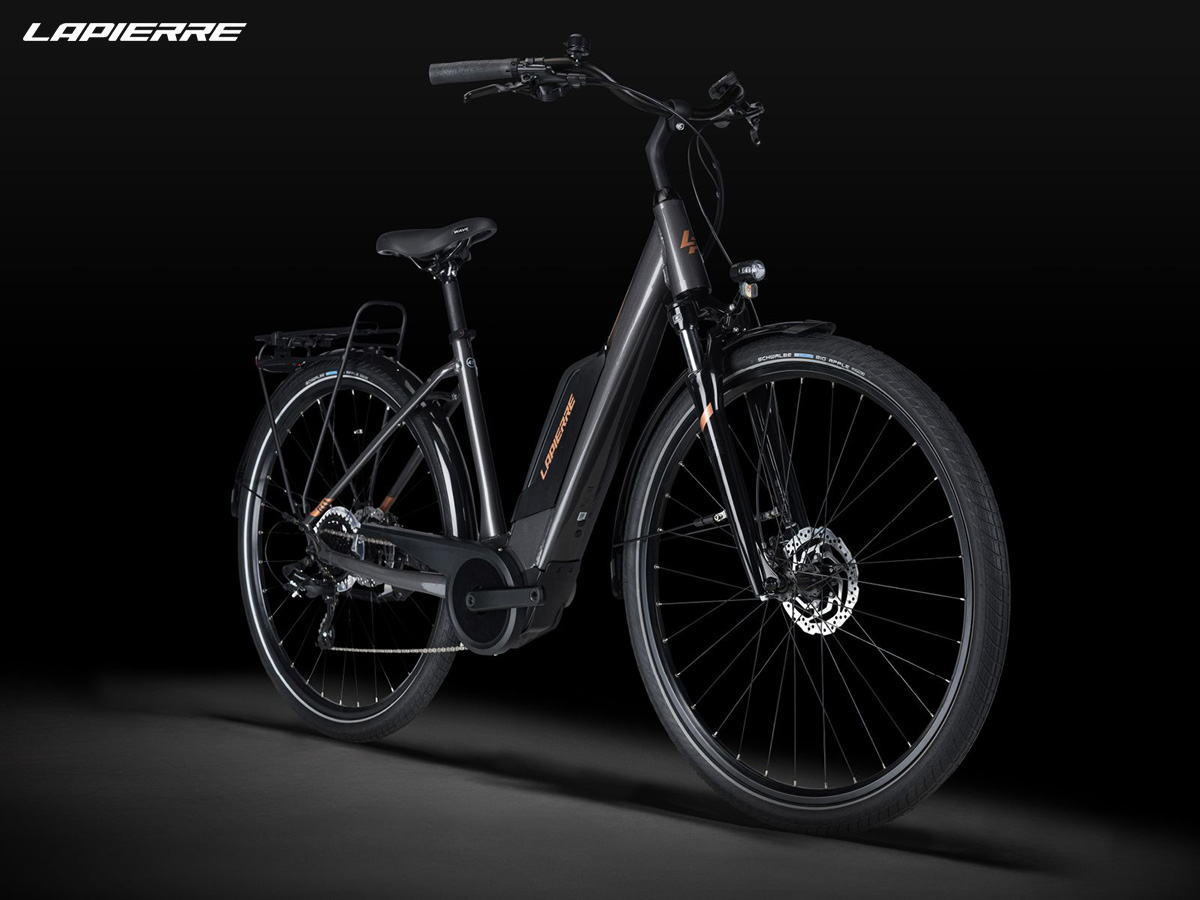 Una bici a pedalata assistita Lapierre E-Urban 3.3 collezione 2022