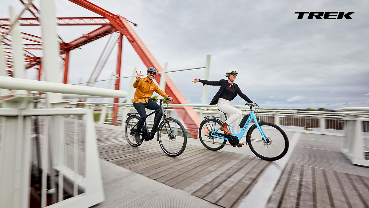 Una coppia pedala su un pontile con delle nuove ebike Trek 2022