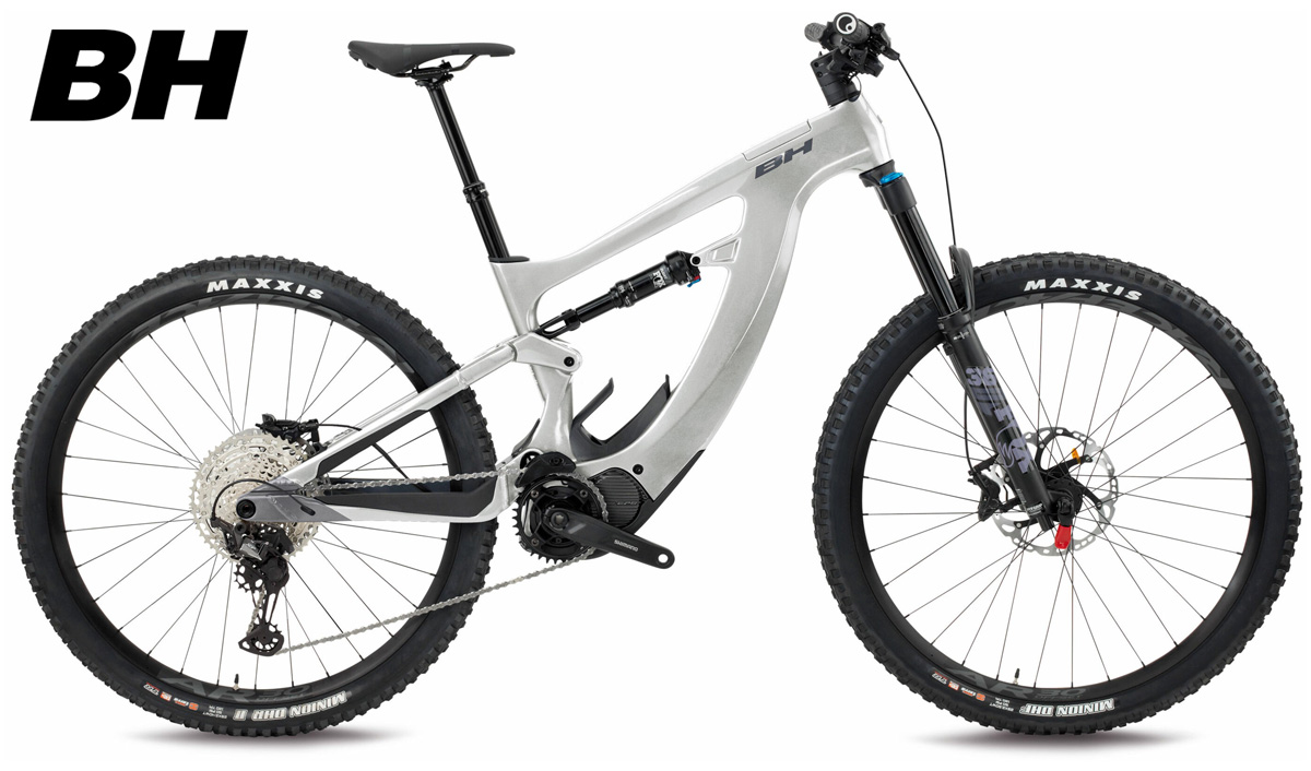 Una e-bike full suspended BH Xtep Lynx Carbon Pro 9.7 2022 in colorazione bianca