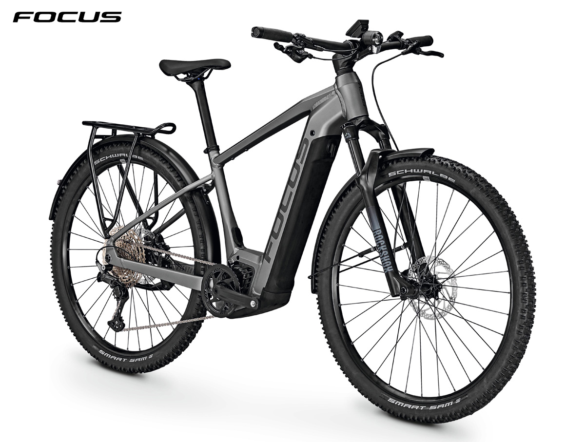 Una e-bike Focus Aventura2 6.8 2022 in colorazione grigio