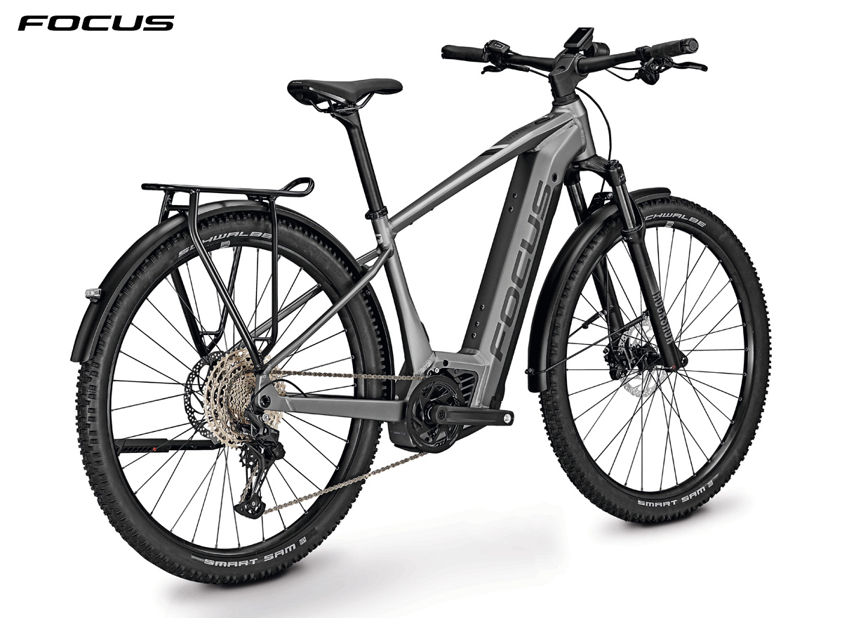 Una bici elettrica Focus Aventura2 6.8 2022 color grigio argentato