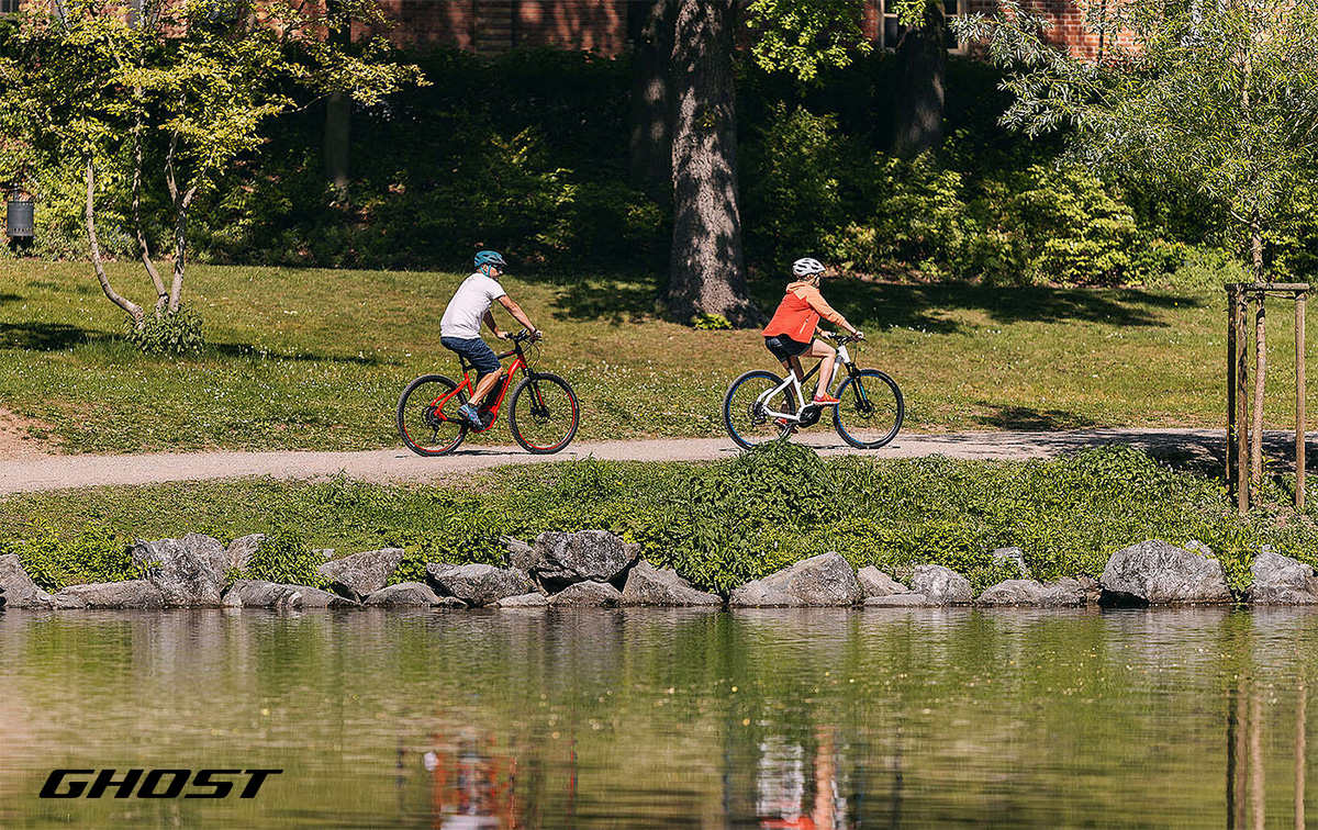Una coppia pedala in un parco con delle nuove ebike trekking Ghost 2022