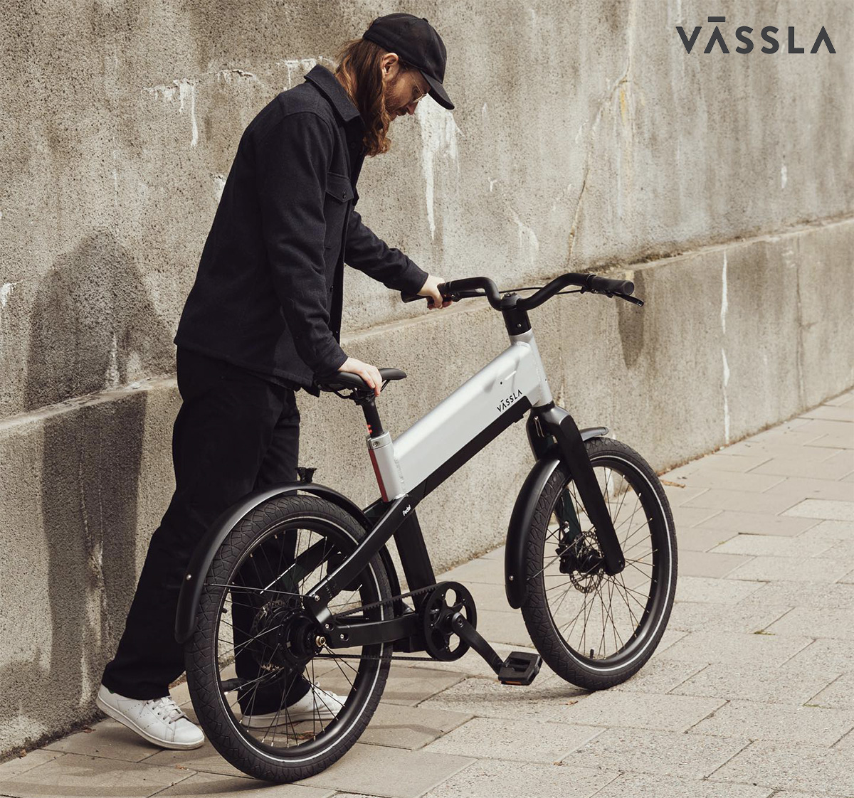 Un uomo in città con la nuova ebike urbana Vassla Pedal 2023