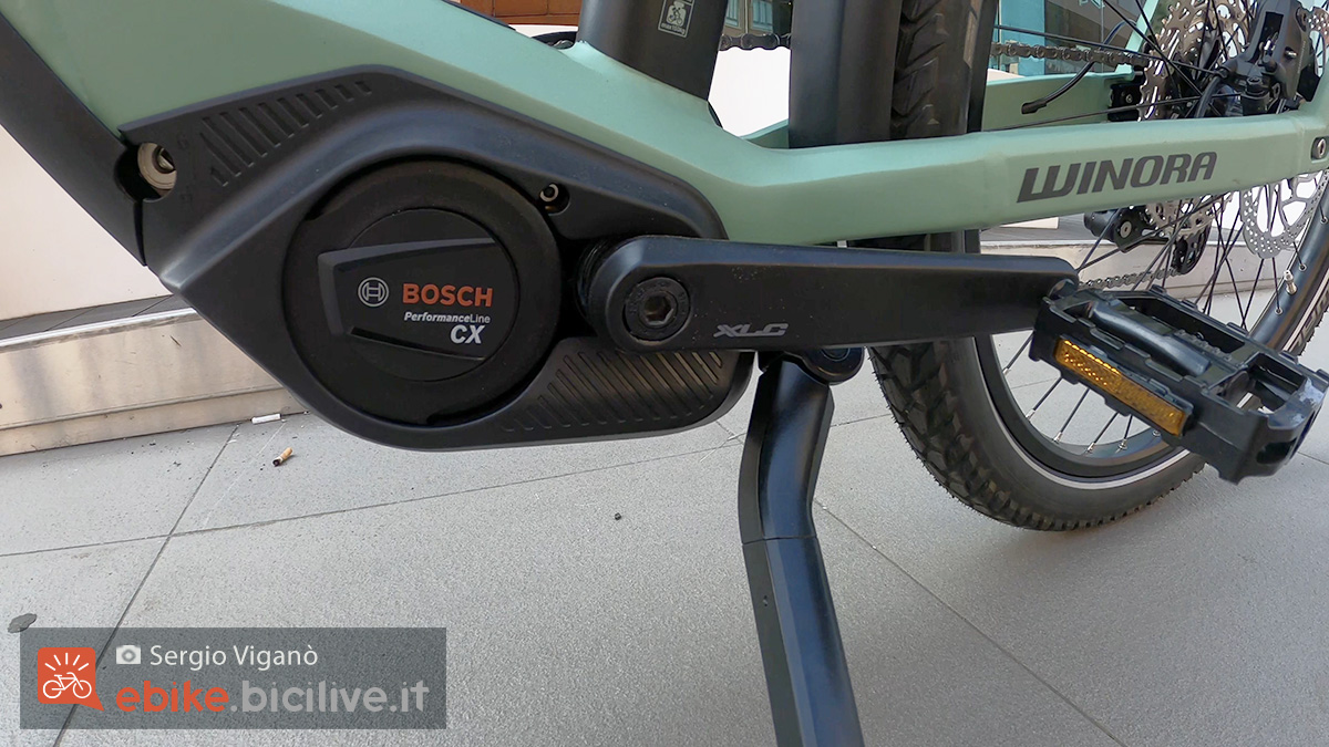 Dettaglio del motore elettrico Bosch montato sulla nuova bici elettrica urbana Winora Yakun 12 2022