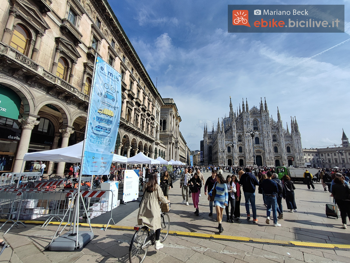 Uno scatto di piazza duomo a Milano durante il festival e_mob 2022