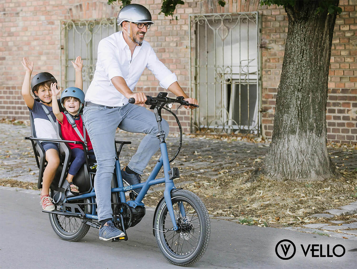 Un padre porta i figli a scuola con la nuova bici elettrica Vello SUB Cargo 2023