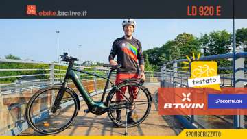 Foto di Claudio Riotti durante il test della ebike urban di Decathlon BTWIN LD 920 E