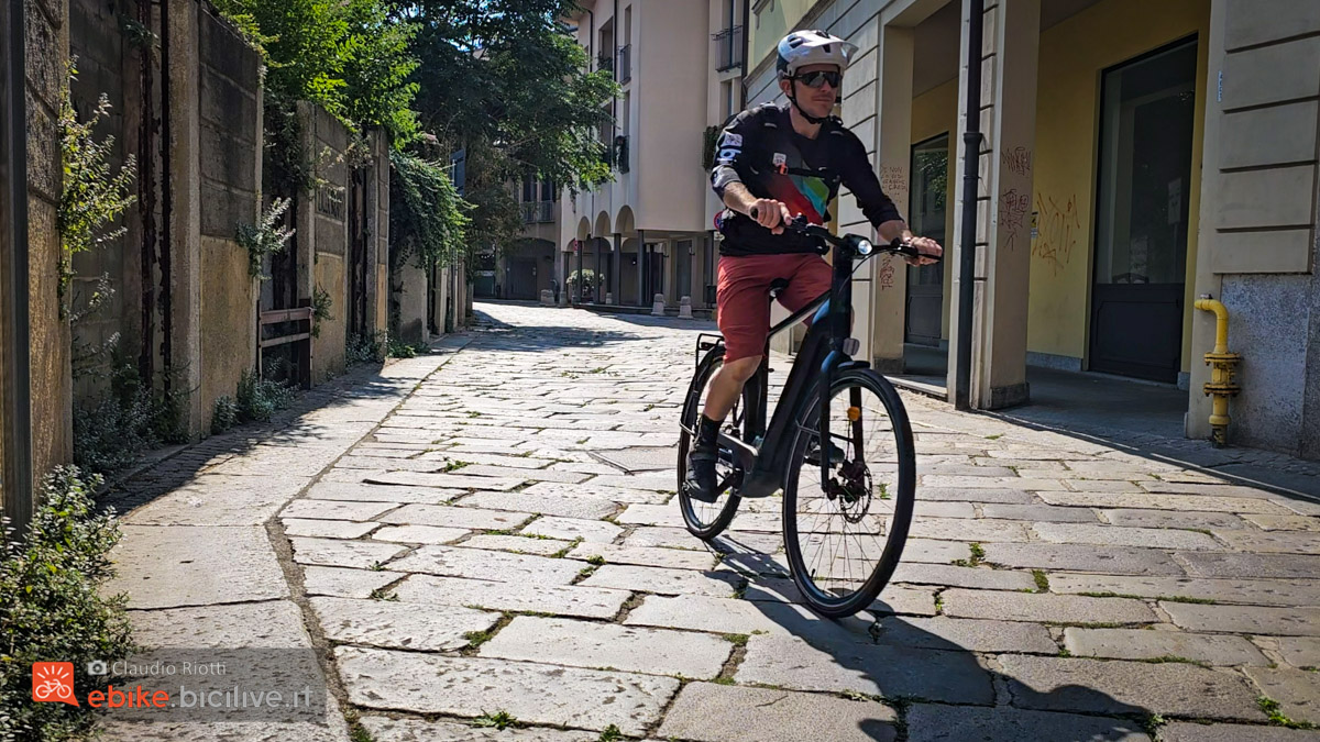 Foto di Claudio Riotti durante il test della ebike urban di Decathlon BTWIN LD 920 E