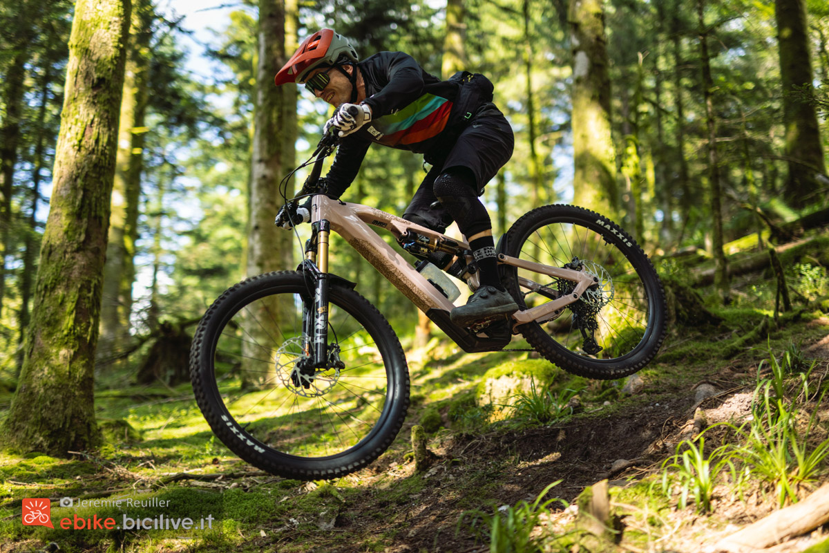 Foto di Claudio Riotti durante il test delle e-mtb Moustache Game 150 2025 in discesa.