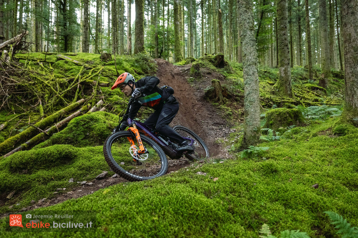 Foto di Claudio Riotti durante il test delle e-mtb Moustache Game 160 2025 in una curva.