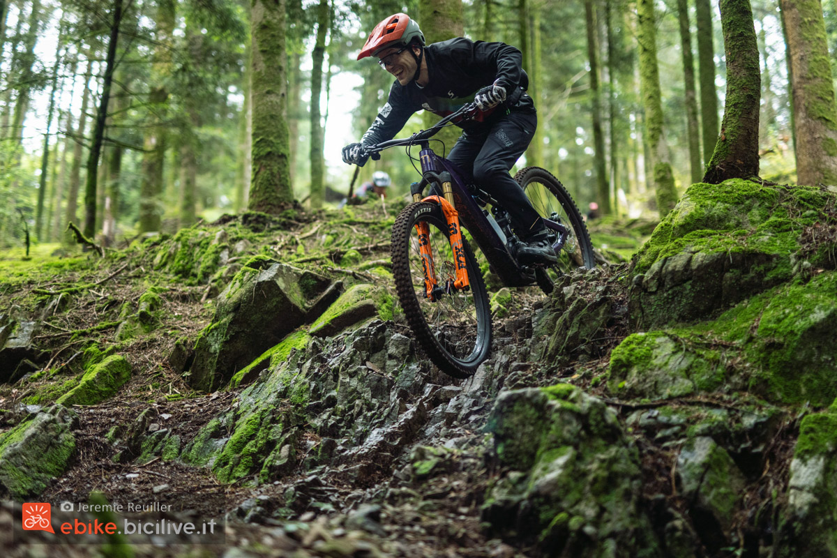 Foto di Claudio Riotti durante il test delle e-mtb Moustache Game 160 2025 in discesa.