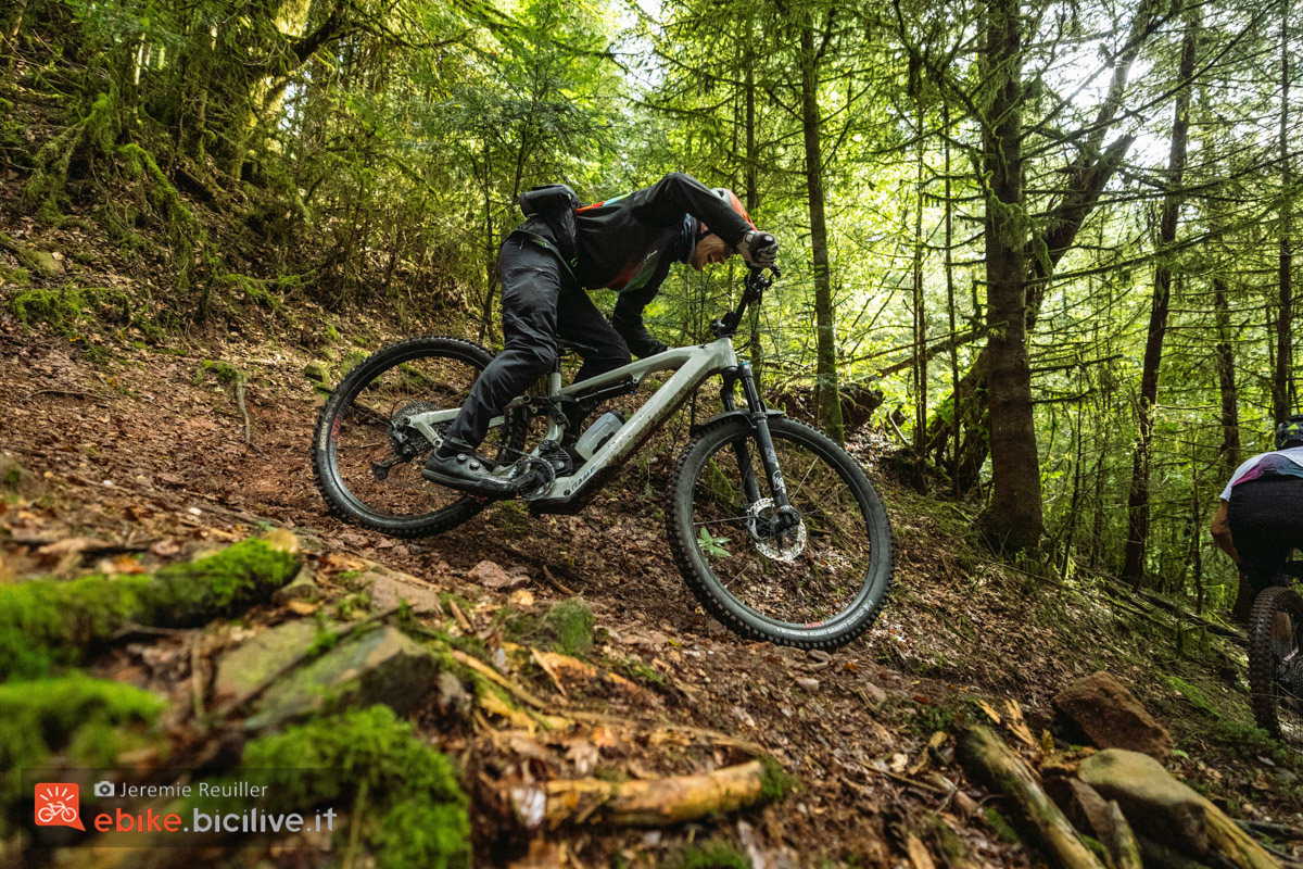 Foto di Claudio Riotti durante il test delle e-mtb Moustache Game 150 2025 in una curva.