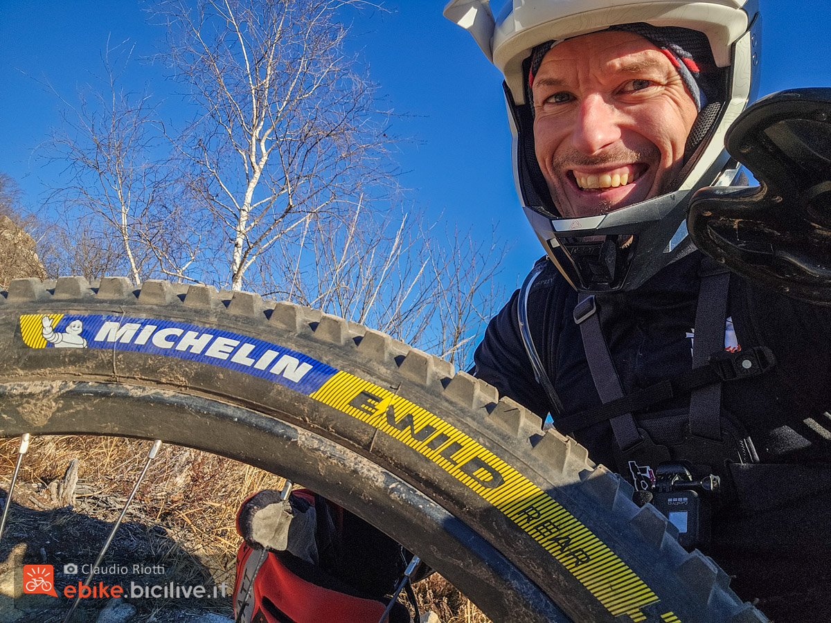 Foto di Claudio Riotti durante il test degli pneumatici Michelin E-Wild.