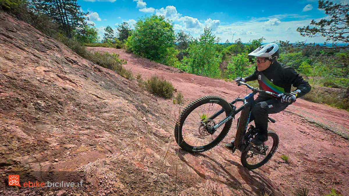 Foto di Claudio Riotti durante il test della e-MTB GHOST E-RIOT CF LTD 2025.