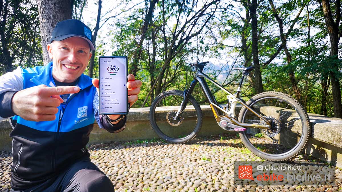 Foto di Claudio Riotti che usa l'app eBike Flow di Bosch Ebike Systems