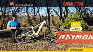 Foto di Claudio Riotti durante il test della eMTB Raymon Ravor LT Pro.