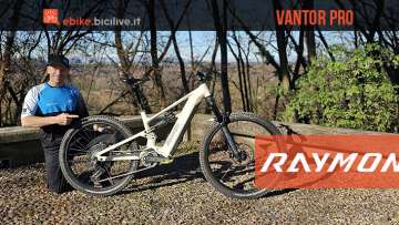 Foto di Claudio Riotti durante il test della eMTB Raymon Vantor Pro.