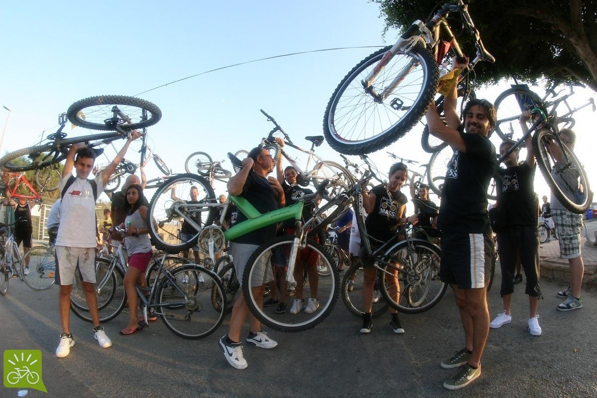Appassionati ciclisti urbani con biciclette, elettriche e non