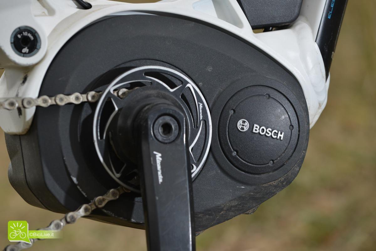 Il cuore della Overvolt, il potente motore Bosch da 60 nw/mt di ultima generazione. Basta pedalare e si attiva, gestito da un microprocessore con tre sensori che calcolano velocità, cadenza e forza di pedalata 1000 volte al secondo!