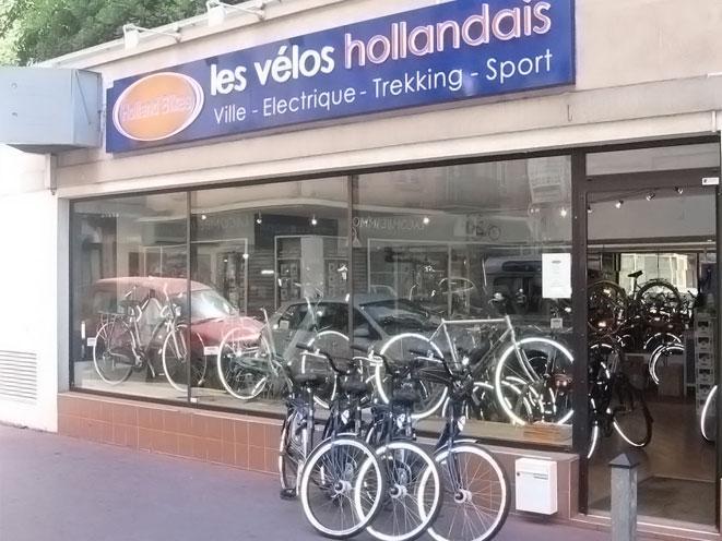 Una foto della vetrata di un negozio di bici elettriche in Olanda