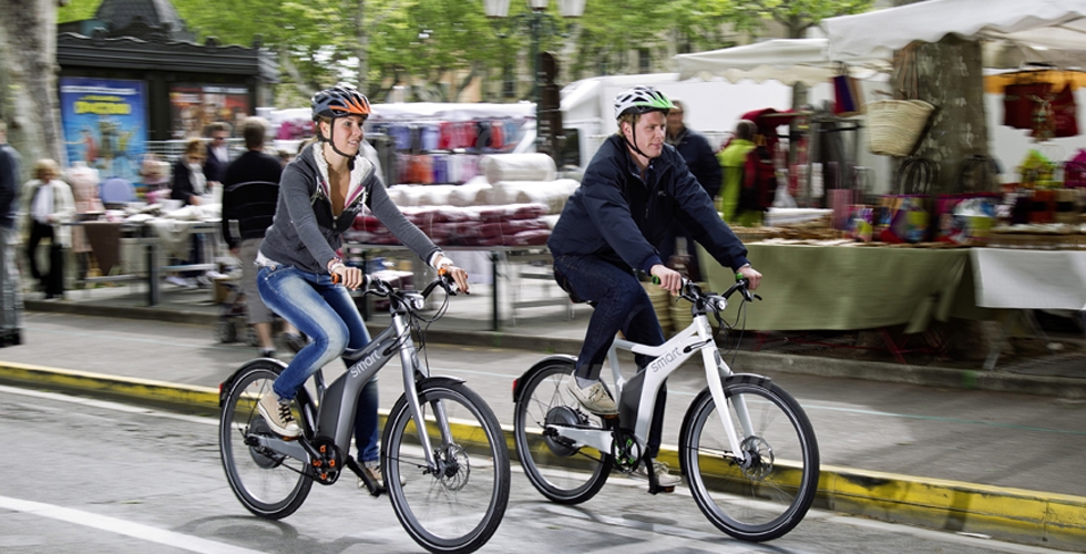 Ciclisti felici in sella alle loro ebike