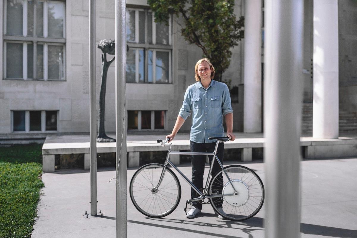 Un ciclista felice con la sua bici dotata di Flykly