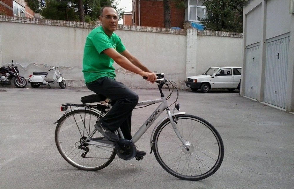 Ernesto in sella a una delle sue bici elettriche
